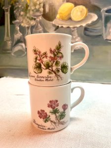 2 vintage floral Mobil mugs