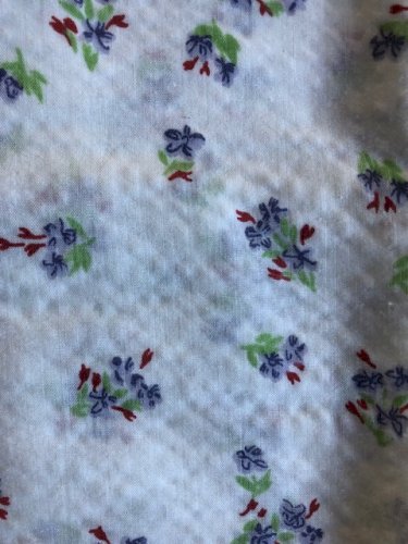 2 PARURES DE LIT POUR UNE PERSONNE EN COTON DAMASSÉ À FLEURS.