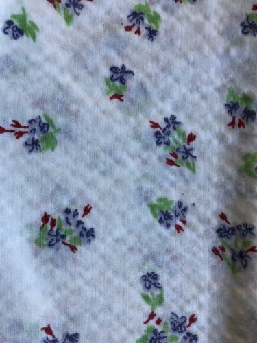 2 PARURES DE LIT POUR UNE PERSONNE EN COTON DAMASSÉ À FLEURS.