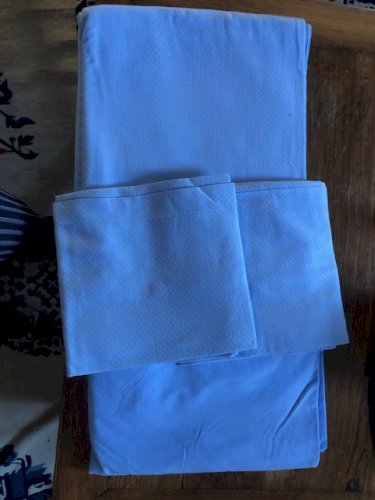  2 PARURES DE LIT POUR UNE PERSONNE EN COTON DAMASSÉ BLEU CIEL