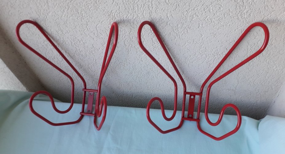 2 patères rouges en métal 