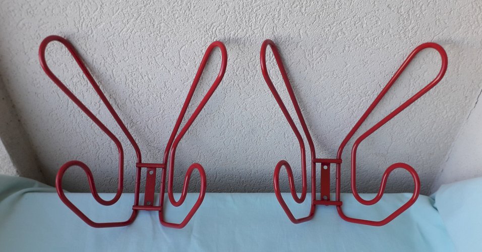 2 patères rouges en métal 