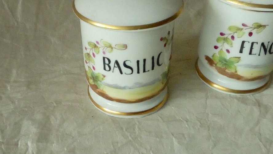 2 PETITS POTS A EPICE POTS A PHARMACIE APOTHICAIRE EN PORCELAINE PILLIVUYT FRANC