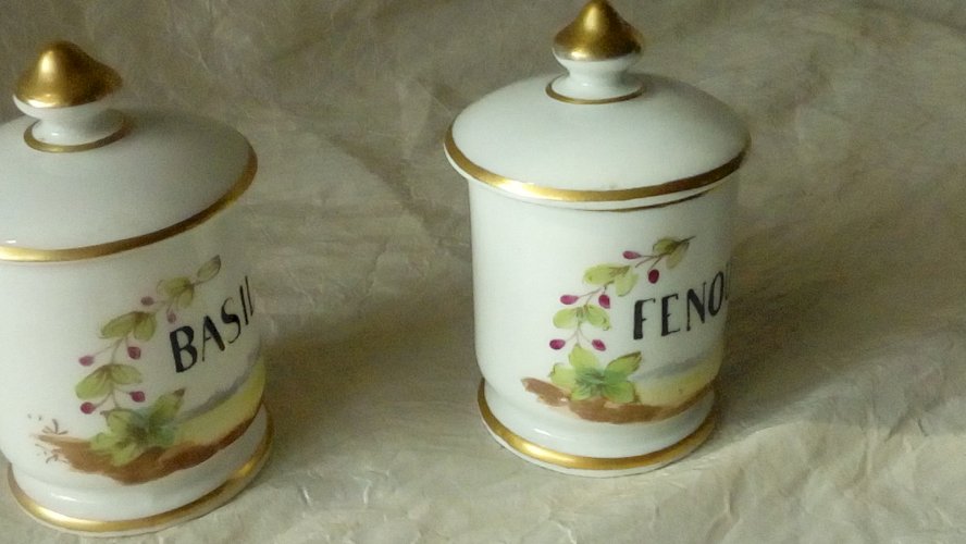 2 PETITS POTS A EPICE POTS A PHARMACIE APOTHICAIRE EN PORCELAINE PILLIVUYT FRANC