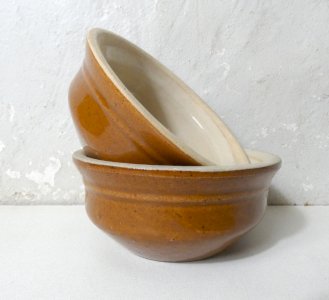 2 plats à four en grès vernissé vintage