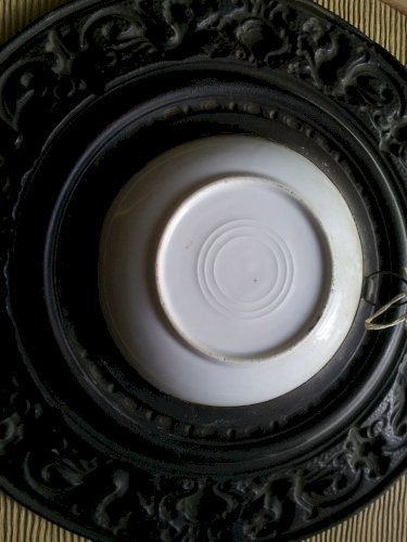 2 plats décoratifs laiton et porcelaine