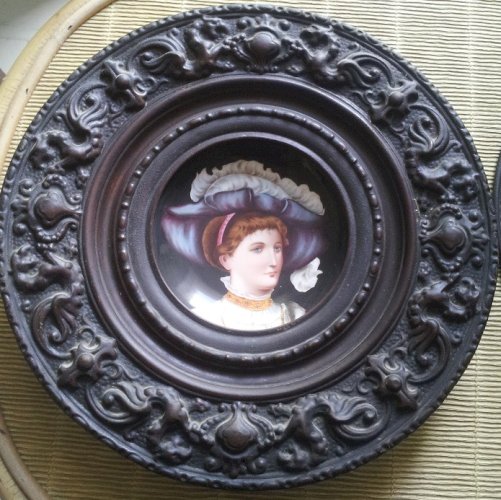 2 plats décoratifs laiton et porcelaine