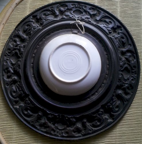 2 plats décoratifs laiton et porcelaine