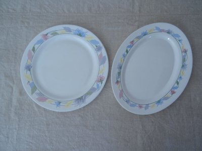  2 dishes (round and oval) FLOWERS and LEAVES ARCOPAL 7292