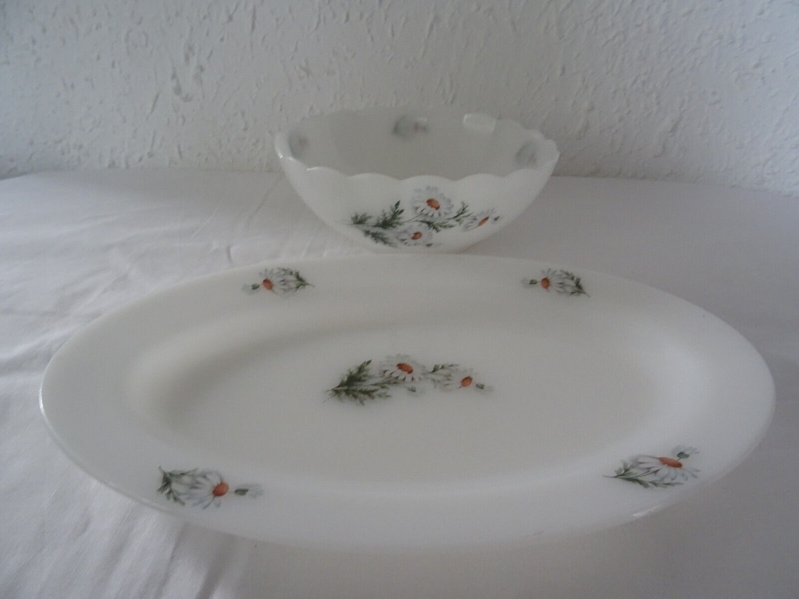 Saladier ou grand plat rond ARCOPAL - Décor de fleurs marguerites Diamètre 21 cm