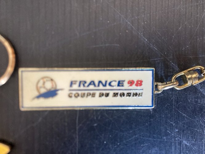 2 PORTE-CLÉS  COUPE DU MONDE DE FOOTBALL /  FRANCE  98 champion du monde