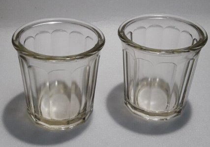 2 pots à confiture anciens en verre 500g