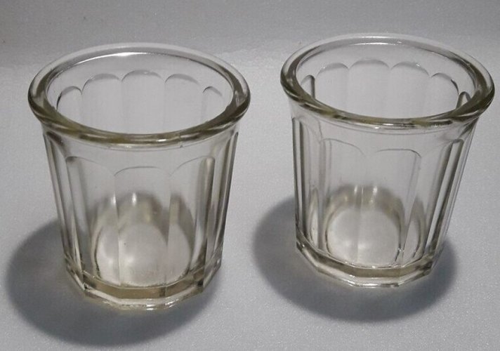 2 pots à confiture anciens en verre 500g