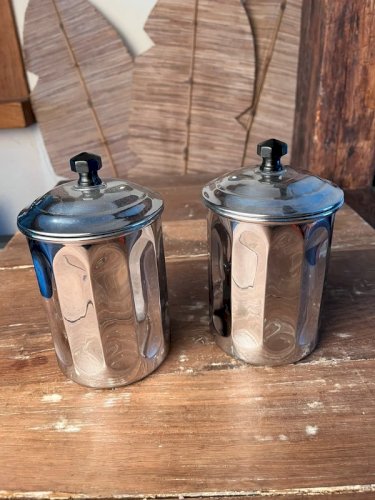 2 pots à épices anciens en métal chromé