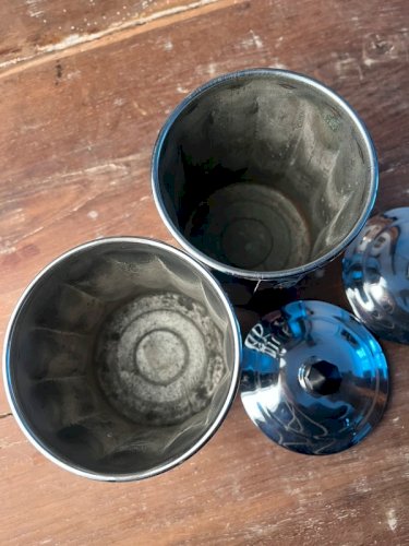 2 pots à épices anciens en métal chromé
