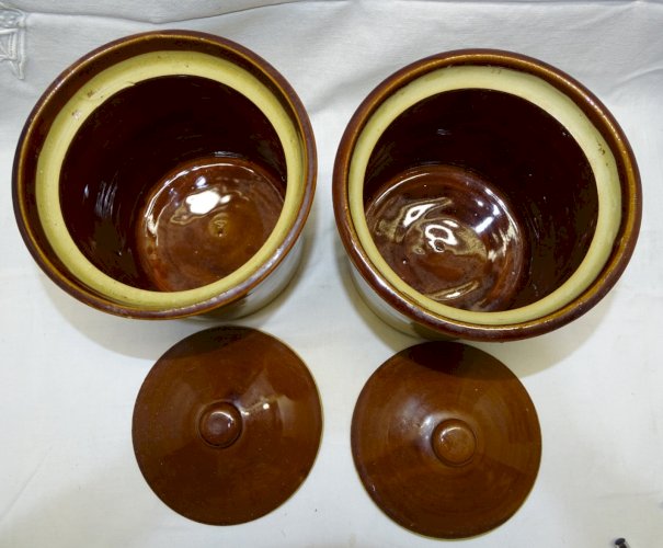 -2 POTS COUVERTS EN GRES ANGLAIS OZEN AND PROOZER MICROWAVE AND DISHWATER déco D