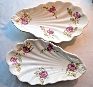 2 raviers, beurriers en faIence d'Onnaing, forme de coquille au décor d'oeillets