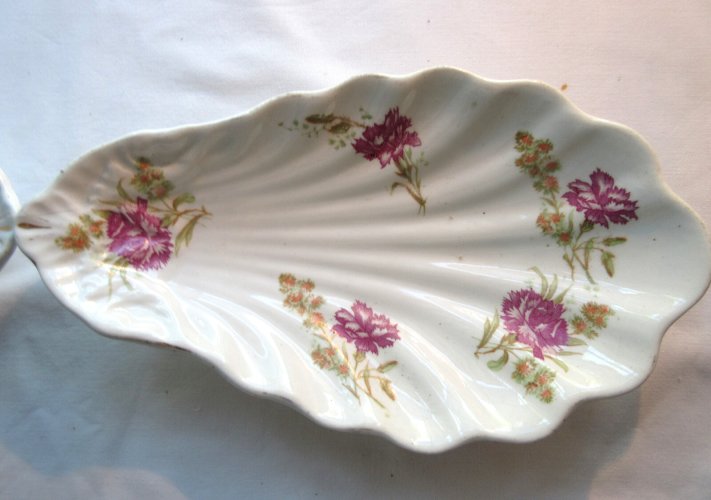 2 raviers, beurriers en faIence d'Onnaing, forme de coquille au décor d'oeillets