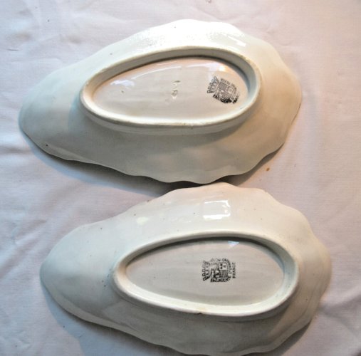 2 raviers, beurriers en faIence d'Onnaing, forme de coquille au décor d'oeillets