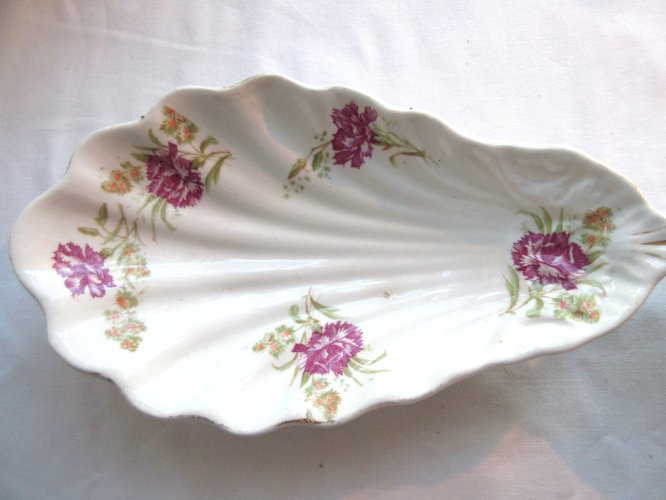 2 raviers, beurriers en faIence d'Onnaing, forme de coquille au décor d'oeillets