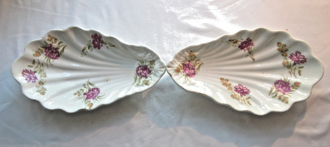 2 raviers, beurriers en faIence d'Onnaing, forme de coquille au décor d'oeillets