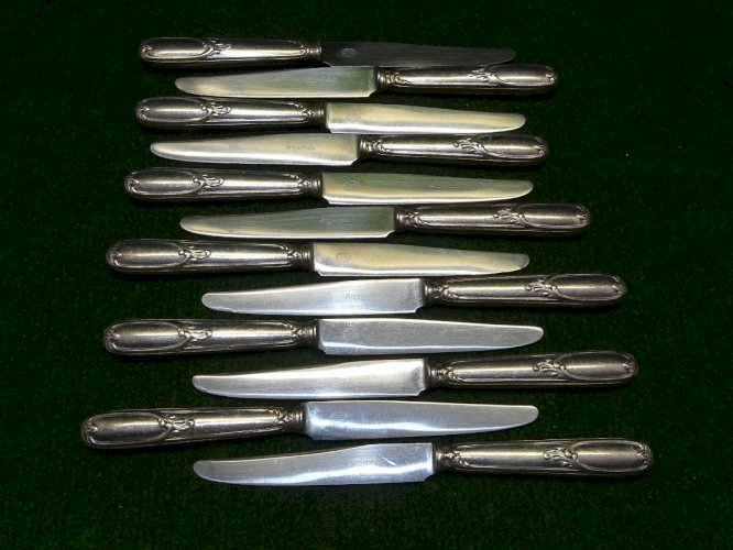 -2 SERIES de COUTEAUX de TABLE LAMES GRAVEES ARGENTAL MANCHES METAL ARGENTE  D