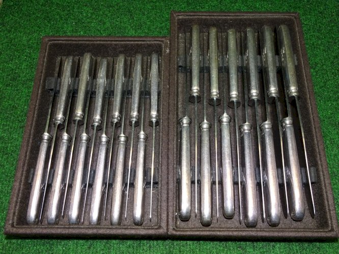 -2 SERIES de COUTEAUX de TABLE LAMES GRAVEES ARGENTAL MANCHES METAL ARGENTE  D