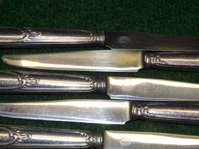 -2 SERIES de COUTEAUX de TABLE LAMES GRAVEES ARGENTAL MANCHES METAL ARGENTE  D