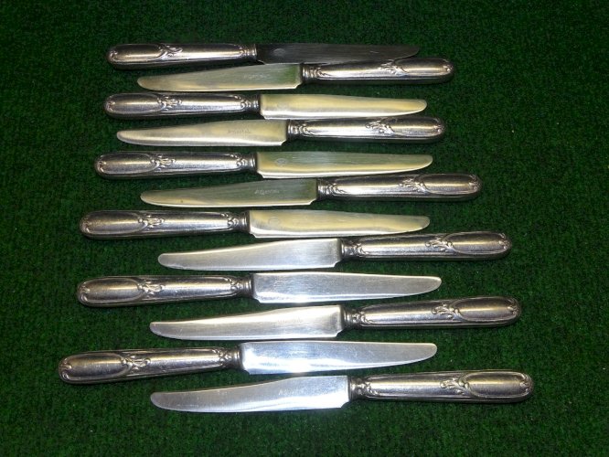 -2 SERIES de COUTEAUX de TABLE LAMES GRAVEES ARGENTAL MANCHES METAL ARGENTE  D