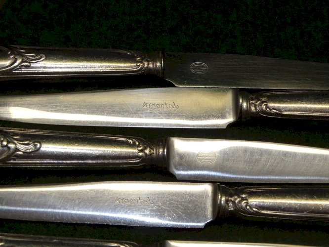 -2 SERIES de COUTEAUX de TABLE LAMES GRAVEES ARGENTAL MANCHES METAL ARGENTE  D