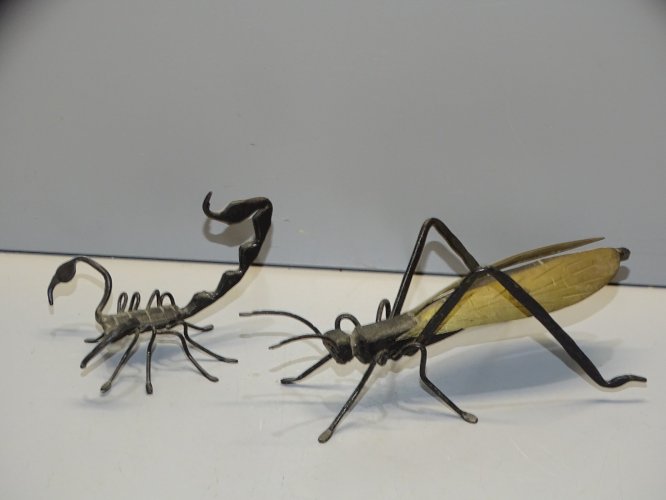 -2 SUJETS DECORATIFS METAL 1 SCORPION + 1 INSECTE AILES LAITON VITRINE   D