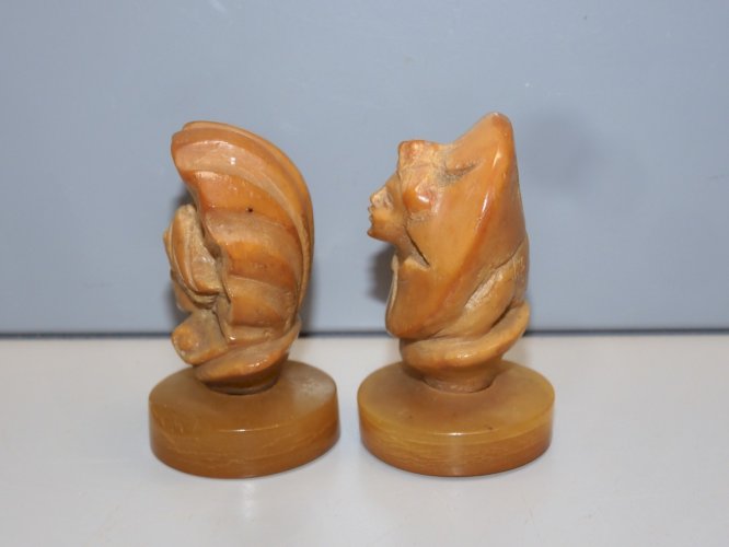 -2 SUJETS STATUETTES ANCIENNES COROZO SUR SOCLE PERSONNAGES ARLEQUIN? VITRINE  D