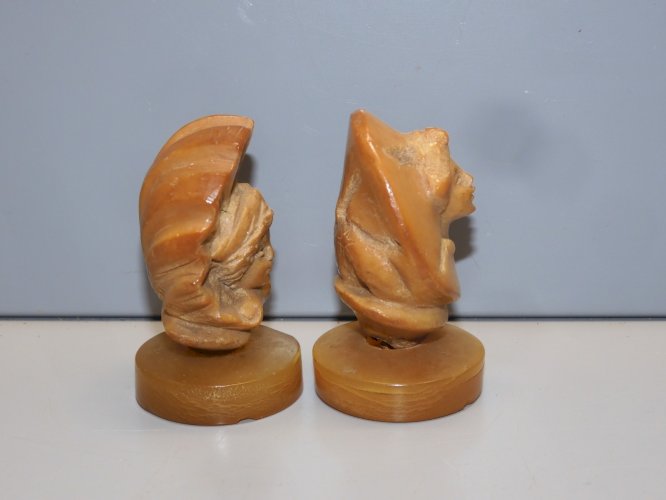 -2 SUJETS STATUETTES ANCIENNES COROZO SUR SOCLE PERSONNAGES ARLEQUIN? VITRINE  D