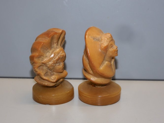 -2 SUJETS STATUETTES ANCIENNES COROZO SUR SOCLE PERSONNAGES ARLEQUIN? VITRINE  D