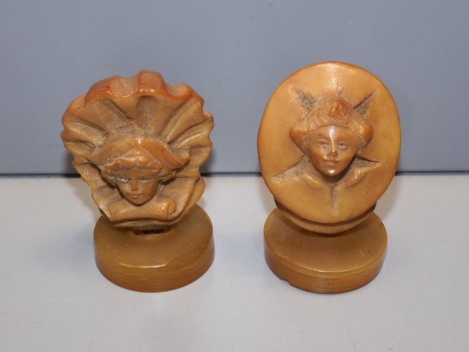 -2 SUJETS STATUETTES ANCIENNES COROZO SUR SOCLE PERSONNAGES ARLEQUIN? VITRINE  D