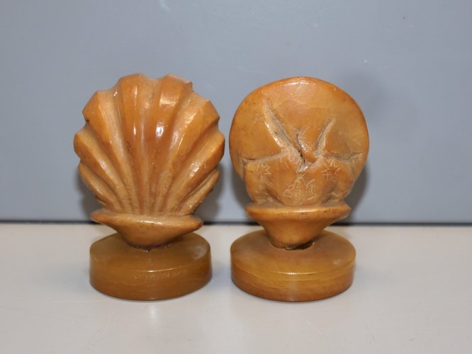 -2 SUJETS STATUETTES ANCIENNES COROZO SUR SOCLE PERSONNAGES ARLEQUIN? VITRINE  D