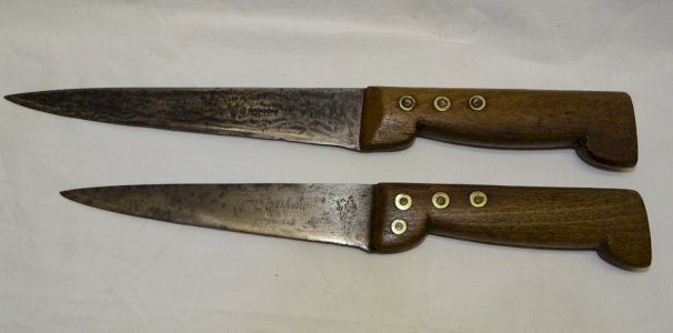 -2 SUPERBES COUTEAUX de BOUCHER ANCIENS LAMES Gravées BARGOIN L'ENCLUME    D