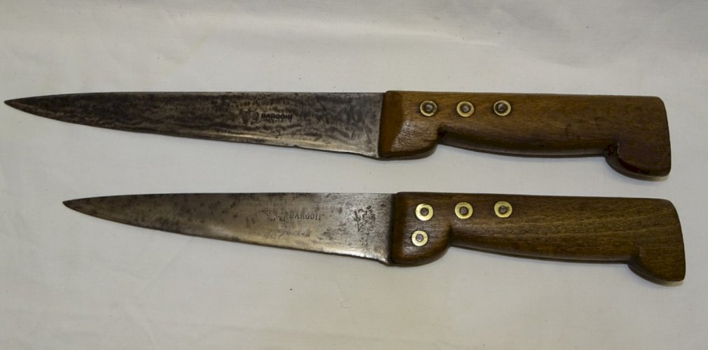-2 SUPERBES COUTEAUX de BOUCHER ANCIENS LAMES Gravées BARGOIN L'ENCLUME    D