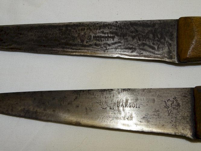 -2 SUPERBES COUTEAUX de BOUCHER ANCIENS LAMES Gravées BARGOIN L'ENCLUME    D
