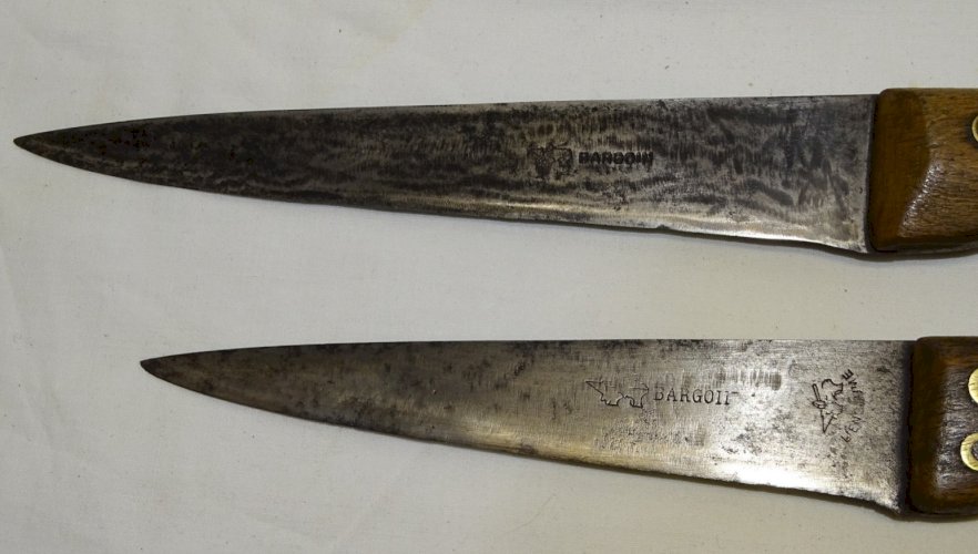 -2 SUPERBES COUTEAUX de BOUCHER ANCIENS LAMES Gravées BARGOIN L'ENCLUME    D