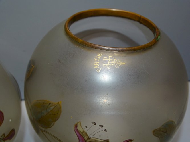 -2 SUPERBES PETITS GLOBES LAMPE A PETROLE Marqués PANTIN lettres OR (No LEGRAS)D