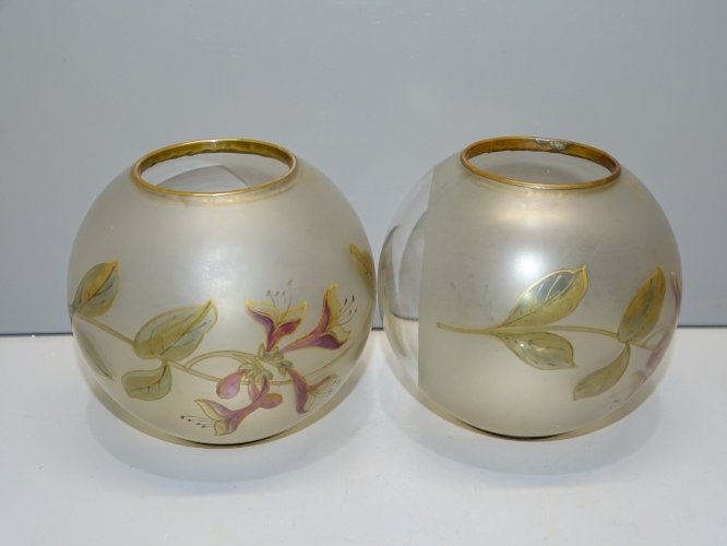 -2 SUPERBES PETITS GLOBES LAMPE A PETROLE Marqués PANTIN lettres OR (No LEGRAS)D
