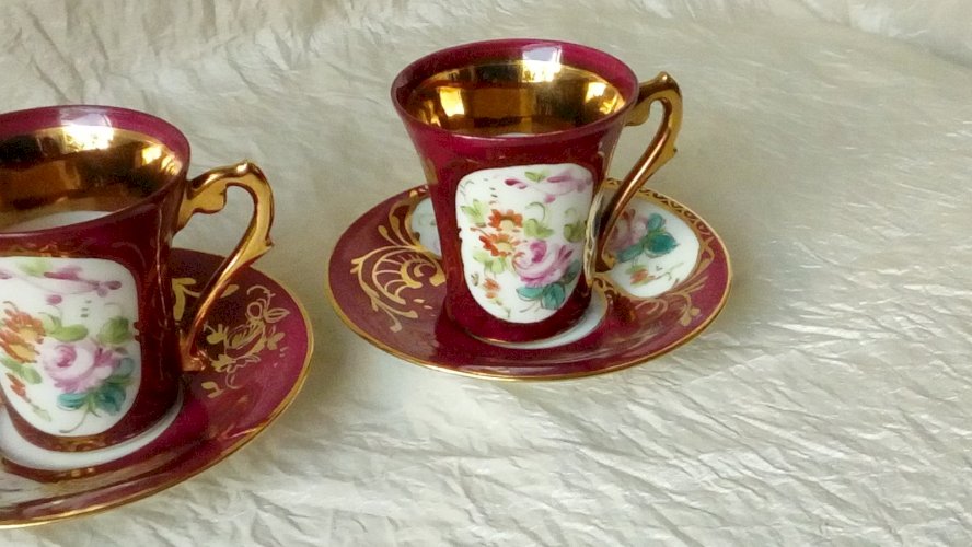 2 TASSES A MOKA EN PORCELAINE DE PARIS NODROG DECOR FLORAL STYLE NAPOLEON 3**