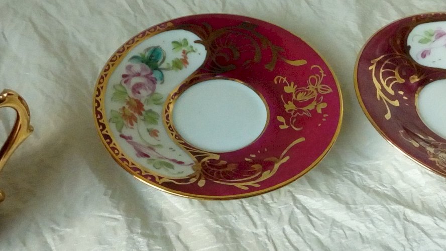 2 TASSES A MOKA EN PORCELAINE DE PARIS NODROG DECOR FLORAL STYLE NAPOLEON 3**