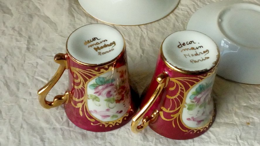 2 TASSES A MOKA EN PORCELAINE DE PARIS NODROG DECOR FLORAL STYLE NAPOLEON 3**