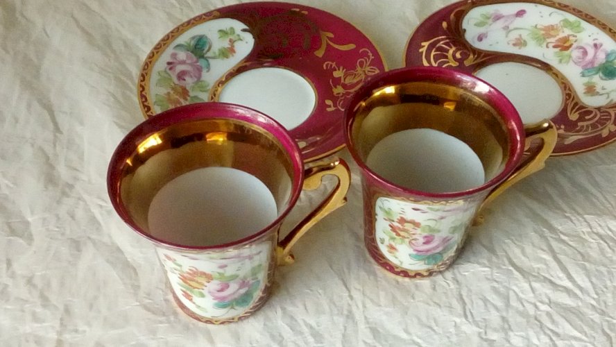 2 TASSES A MOKA EN PORCELAINE DE PARIS NODROG DECOR FLORAL STYLE NAPOLEON 3**