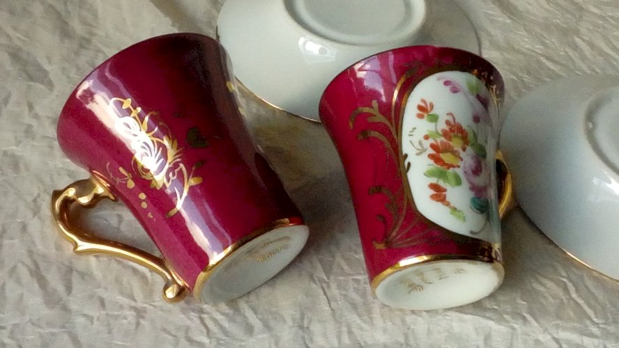 2 TASSES A MOKA EN PORCELAINE DE PARIS NODROG DECOR FLORAL STYLE NAPOLEON 3**