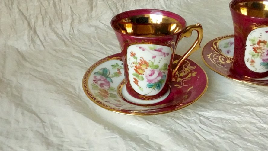 2 TASSES A MOKA EN PORCELAINE DE PARIS NODROG DECOR FLORAL STYLE NAPOLEON 3**
