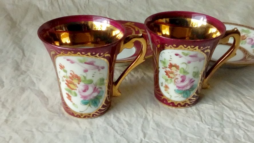 2 TASSES A MOKA EN PORCELAINE DE PARIS NODROG DECOR FLORAL STYLE NAPOLEON 3**