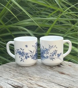 2 Tasses Arcopal rétro vintage motifs fleurs bleues